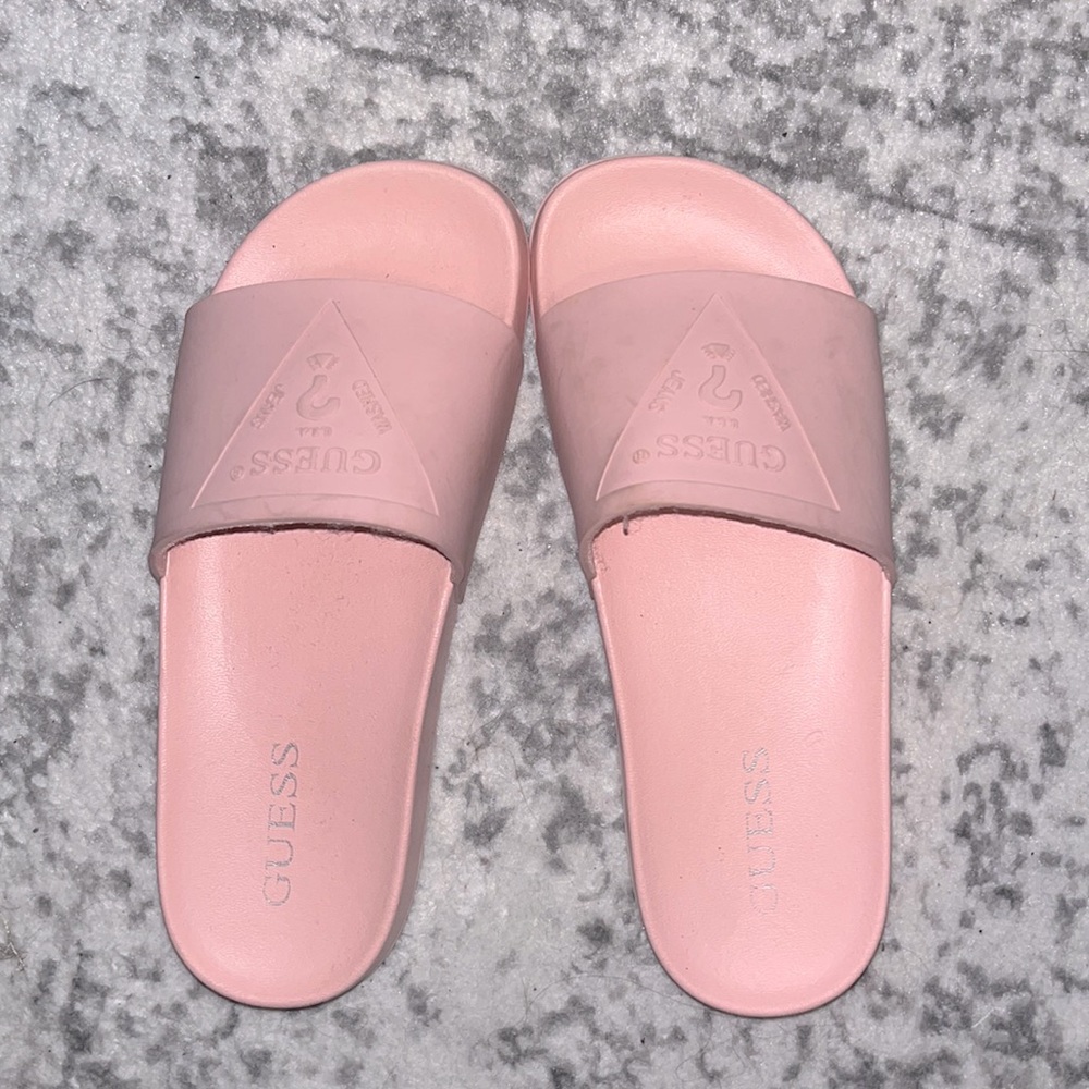 ✨MUST GO!! BUNDLE 3/$20✨ GUESS | Blush Pink Slides